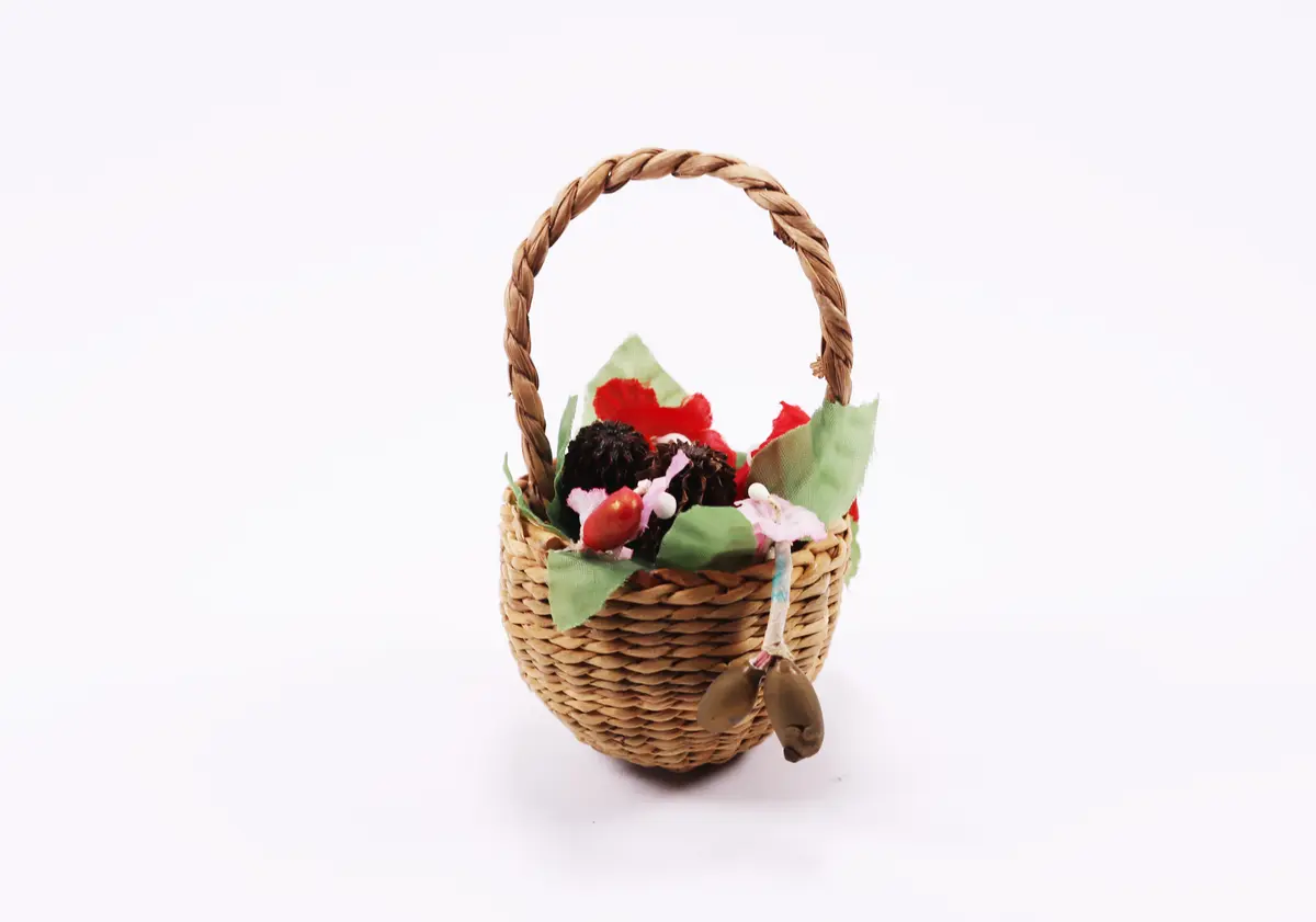 Figurine Basket