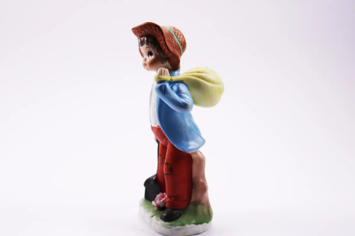Figurine Boy Brown Hat