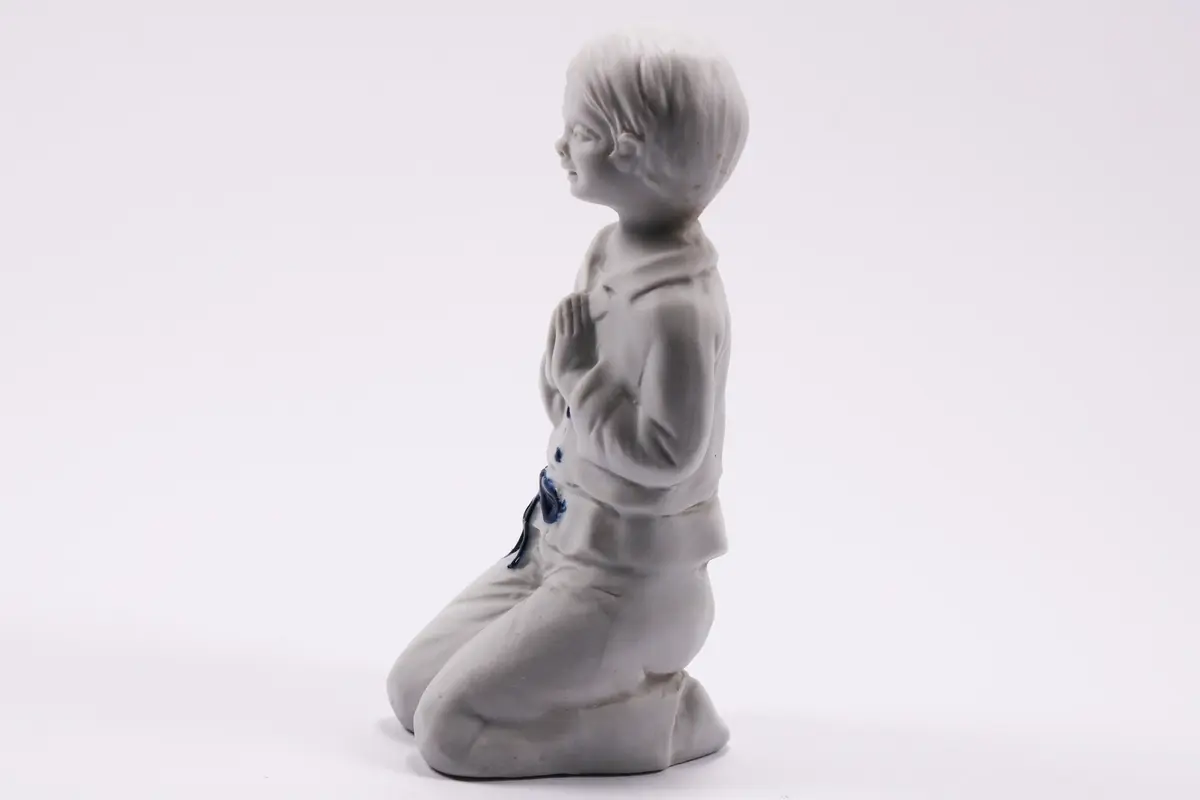 Figurine Boy Pray