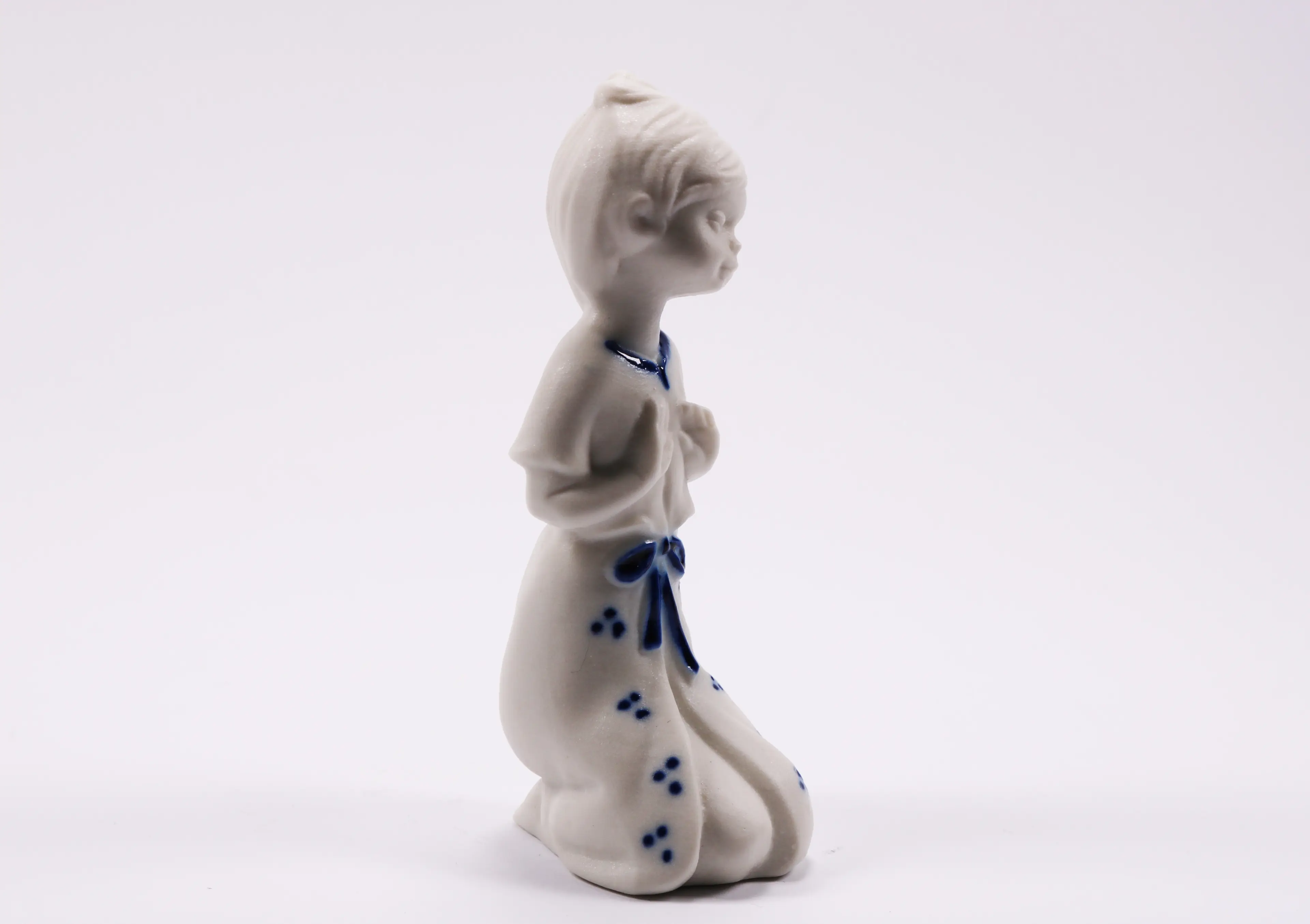 Figurine Girl Pray